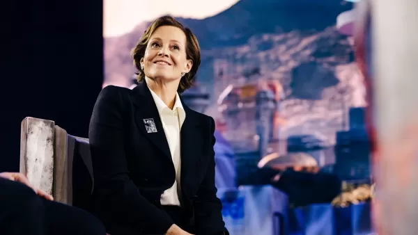 Yıldız Savaşları Kutlaması 2025'te Sigourney Weaver.